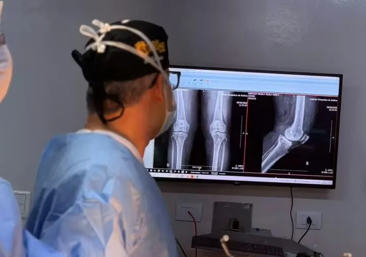 Ortopedista realizando cirurgia no joelho por vídeo em Goiânia